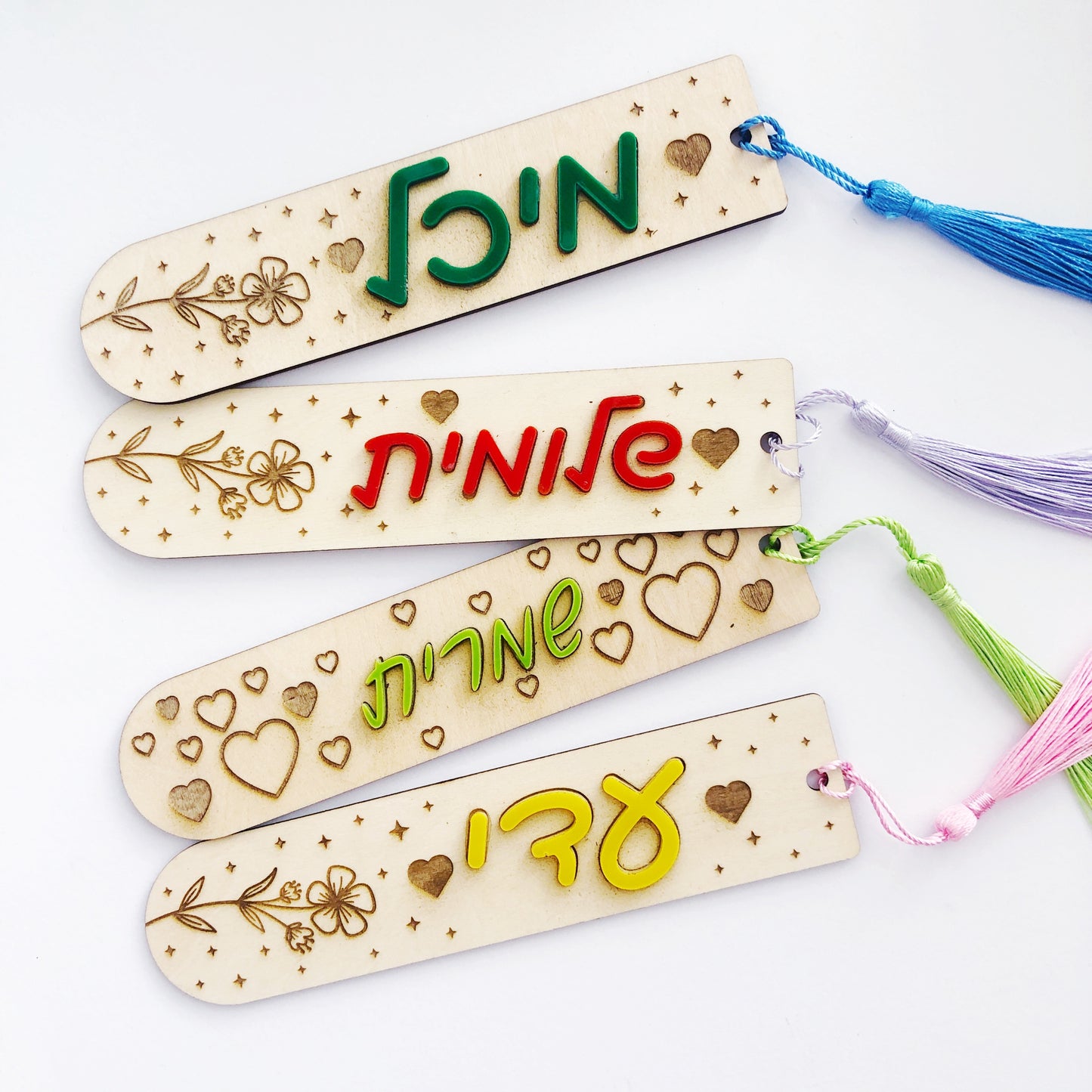 סימנייה אישית מעץ עם שם אקרילי וגדיל